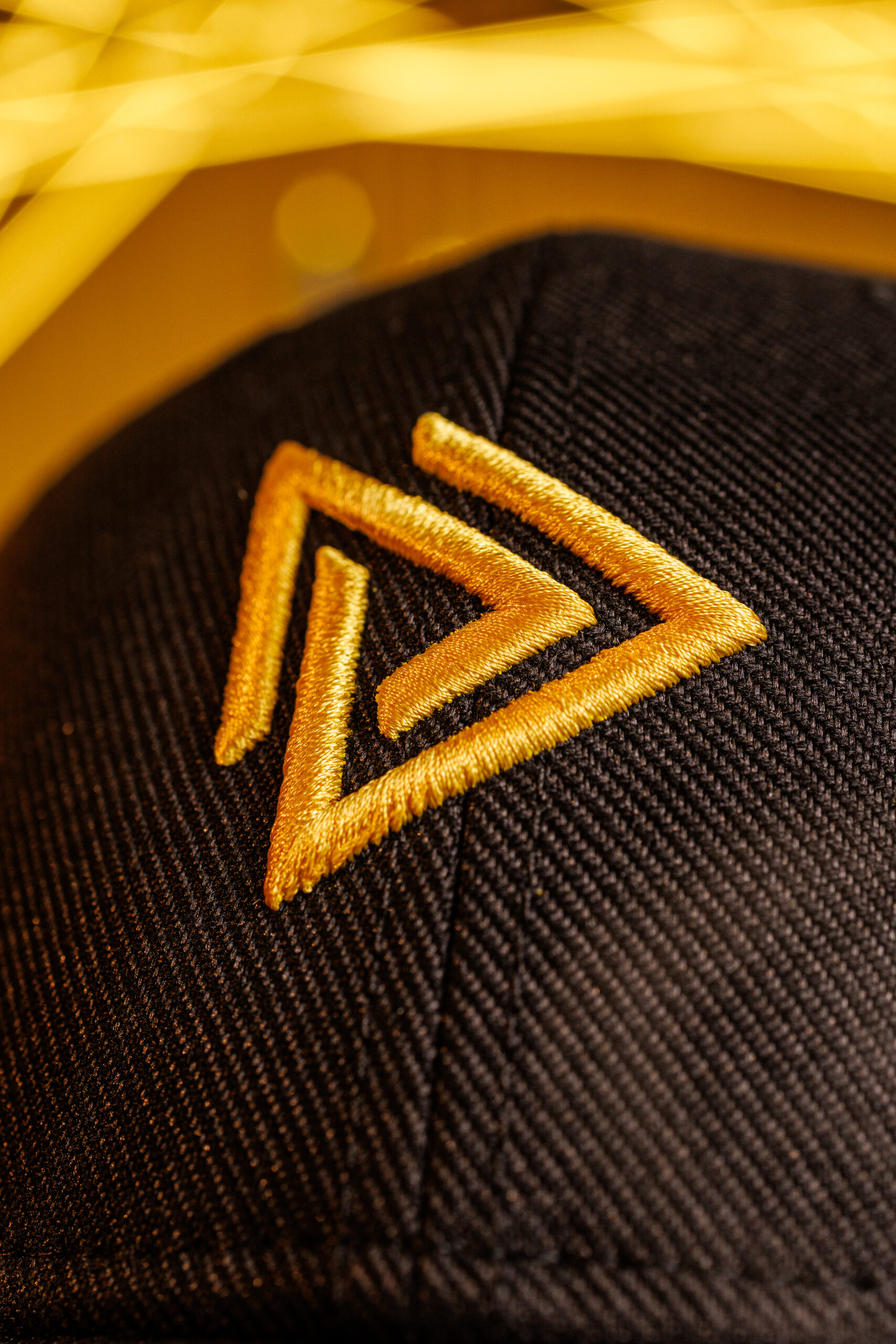 boné alpha 01, close no bordado dourado